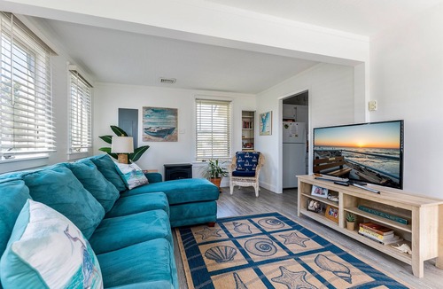 Villas Cottage | Cozy Cottage: Hot Tub~Gas Fireplace~Pet Friendly!