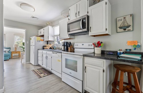 Villas Cottage | Cozy Cottage: Hot Tub~Gas Fireplace~Pet Friendly!