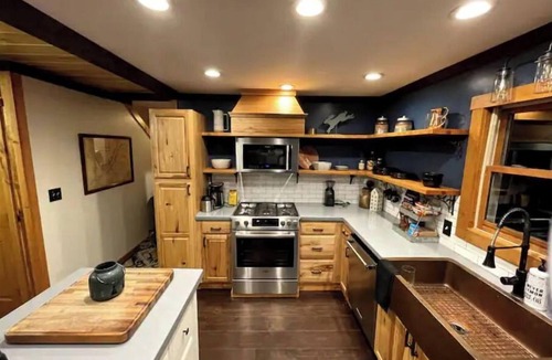 Edray Cabin | Cozy Cottage - Minutes from Snowshoe Ski Resort!