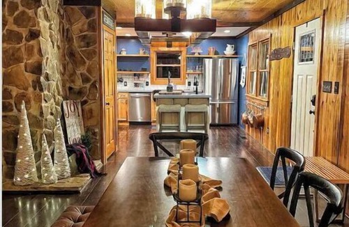 Edray Cabin | Cozy Cottage - Minutes from Snowshoe Ski Resort!
