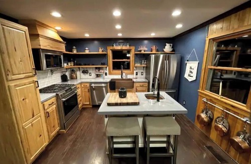 Edray Cabin | Cozy Cottage - Minutes from Snowshoe Ski Resort!