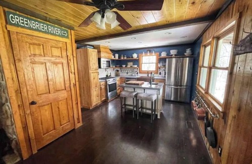 Edray Cabin | Cozy Cottage - Minutes from Snowshoe Ski Resort!