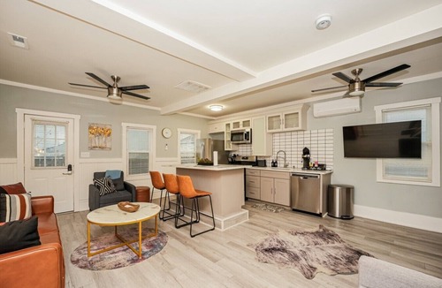 Detroit - Shoreway Cottage | Cozy Cottage on 47th, near Downtown and Lake Erie