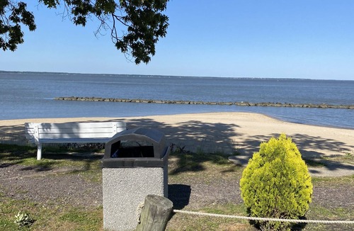 Colonial Beach Cottage | Cozy cottage on the point - 2 blocks from river and bay!