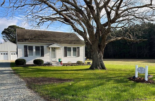 Greenbush Cottage | Cozy Cottage w/ comfy amenities close to Chincoteague VA