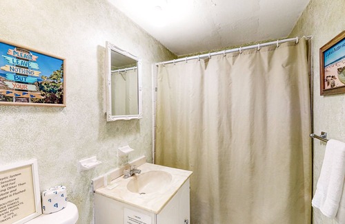 Mara Vista Cottage | Cozy cottage w/ private deck, yard & grill - walk to Great Pond & Bristol Beach
