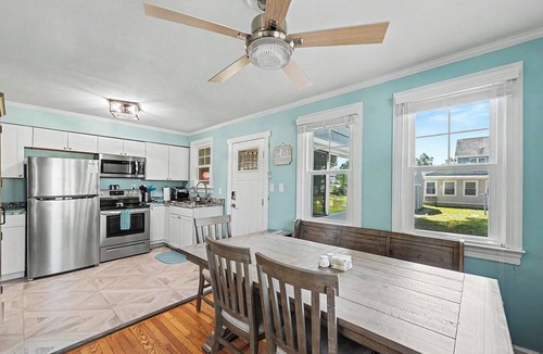 Colonial Beach Cottage | Cozy Cottage with Bay Views, Steps to Water - Grey Goose on Monroe Bay