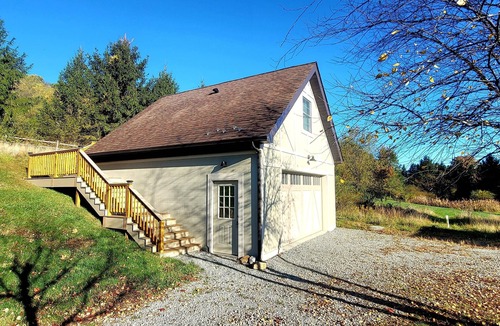 Hostetter House | Cozy Couple's Bungalow near Ligonier!