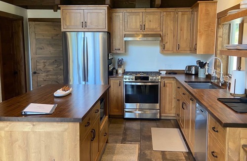 Rexford Cabin | Cozy, Creekside 2BR cabin, near trails and lake