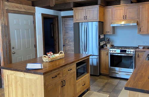 Rexford Cabin | Cozy, Creekside 2BR cabin, near trails and lake