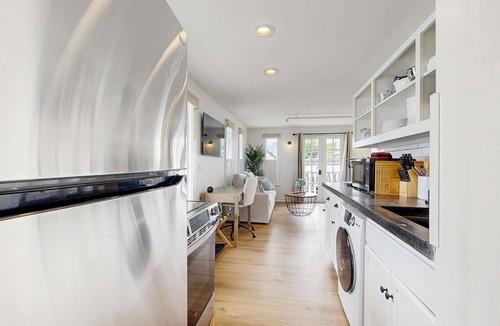 Oak Bluffs Apartment | Cozy Downtown Studio - Walk to Ferry & Town