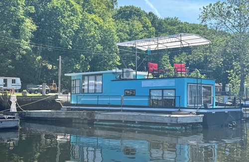 Connelly Boat Rental | Cozy Floating Retreat on Rondout Creek
