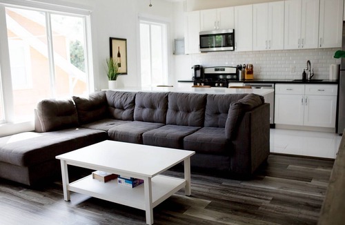 Sailboat Bend Apartment | Cozy - full kitchen & 10ft island - 1.2G Wifi