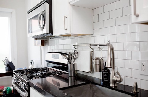 Sailboat Bend Apartment | Cozy - full kitchen & 10ft island - 1.2G Wifi