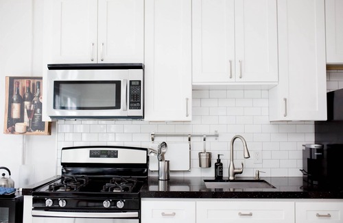 Sailboat Bend Apartment | Cozy - full kitchen & 10ft island - 1.2G Wifi