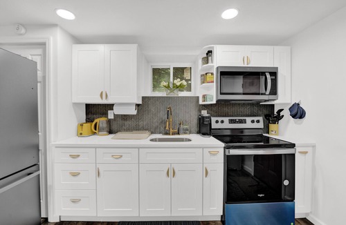 West Side Apartment | Cozy Garden 1Bed Apt, Lincoln Park