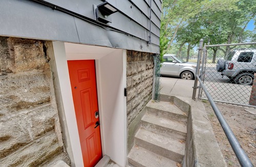 West Side Apartment | Cozy Garden 1Bed Apt, Lincoln Park