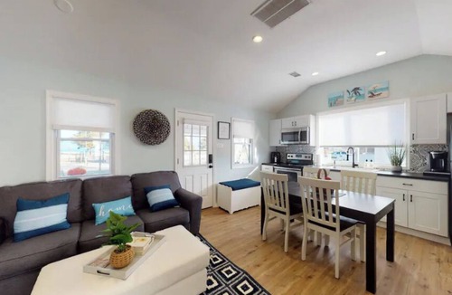 Chesapeake Beach Cottage | Cozy Getaway - Breezy Point Beach & Marina