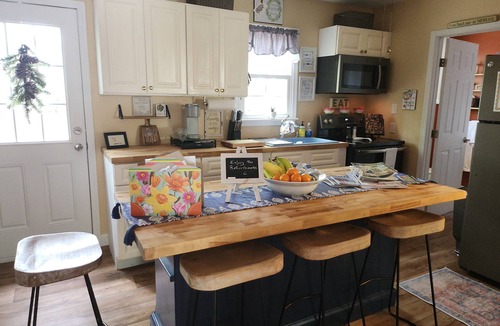 Allen House | Cozy Guest House on 15 acres, with plenty of parking!