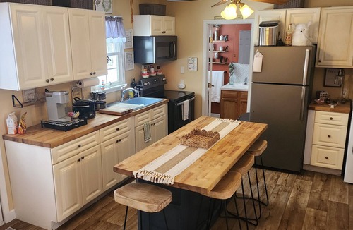 Allen House | Cozy Guest House on 15 acres, with plenty of parking!