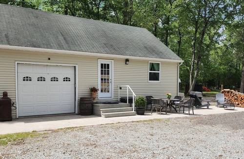 Allen House | Cozy Guest House on 15 acres, with plenty of parking!