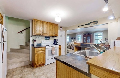 Castleton House | Cozy home with lake front property, views, bbq, dock, kayak, wifi, TV, w/d