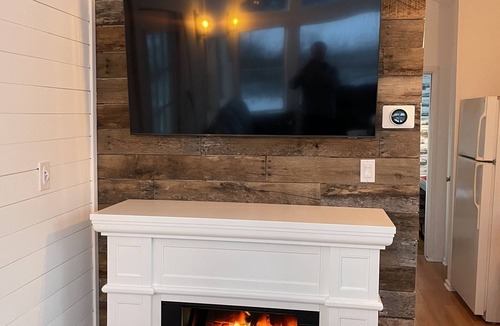 Whitingham House | Cozy Lakeside Tiny Home, kayaks included, fishing, hot tub, Near Skiing