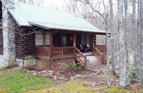 Slatyfork Farm Cabin | Cozy Log Cabin Close to Snowshoe, 2 Bedrooms and a Loft