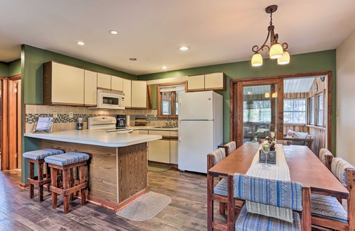 Lackawaxen House | Cozy Masthope Mountain Home w/Sauna! Walk to lake!