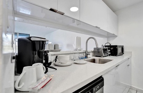 Golden Glades Apartment | Cozy Miami Gardens Studio King Bed & Tub - 208