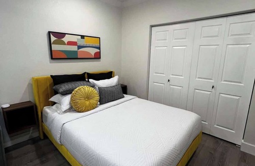 Boulevard Heights Apartment | Cozy, Mid-Century Modern Retreat