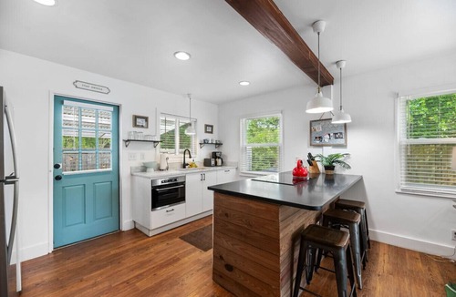 Mount Pleasant House | Cozy, Modern 2br/1ba Shem Creek Getaway, HOT TUB!