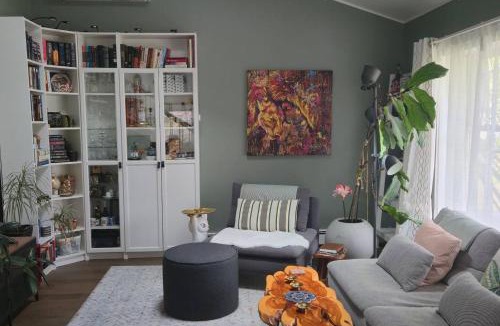 Clifton Park House | Cozy Modern Retreat