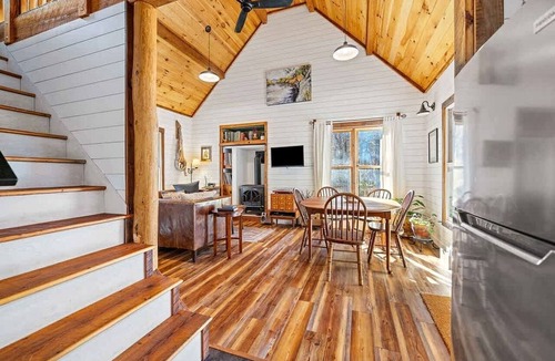 Clifford Cabin | Cozy Mountain Cabin Retreat with Private Forest & Kayaks Near Blue Ridge Parkway, Virginia