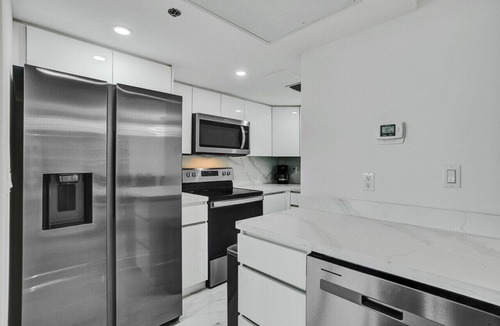 Mid Beach Apartment | Cozy Ocean View Condo/Beach Service & Pool/808