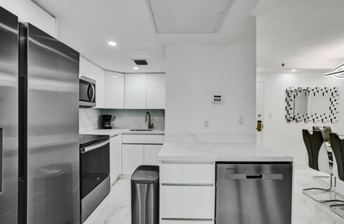 Mid Beach Apartment | Cozy Ocean View Condo/Beach Service & Pool/808