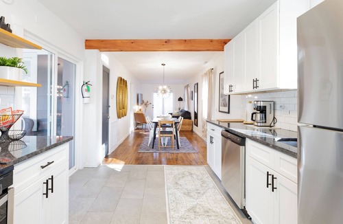 Villas Cottage | Cozy Pet-Friendly Beach Cottage 2 Blocks from the Bay