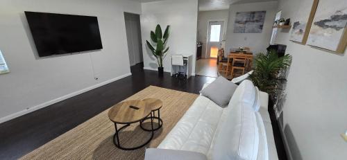 North Central Hollywood House | Cozy private 2BR Home with Outdoor space and BBQ grill