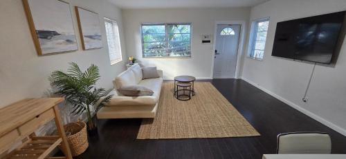 North Central Hollywood House | Cozy private 2BR Home with Outdoor space and BBQ grill