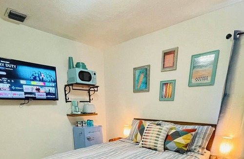 North Andrews Gardens Apartment | Cozy private studio room with pool access near Wilton Manors and the beach.