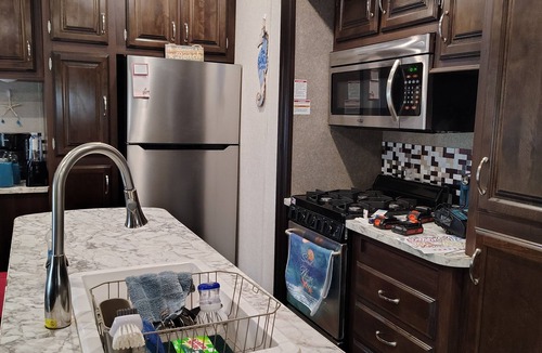 Greenbush House | Cozy RV with all comforts of home in Horn town VA