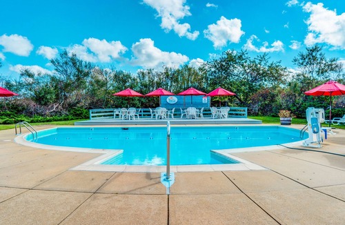 Oak Bluffs Condo | Cozy seaside escape with on-site tennis, pool & prime location