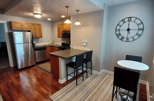South Side Slopes House | Cozy South Side Retreat | Free Parking | Fast WiFi