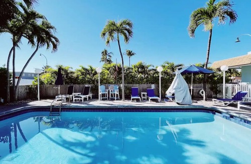 Lauderdale-by-the-Sea Apartment | Cozy Standard Double Room - Steps to Beach, Free Parking & Pool