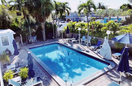 Lauderdale-by-the-Sea Apartment | Cozy Standard Double Room - Steps to Beach, Free Parking & Pool