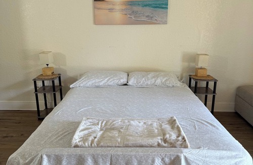 West Park Apartment | Cozy studio, centrally located, WiFi, free parking, pet friendly