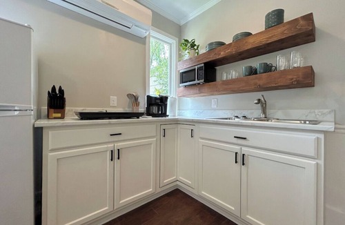 Westgate Apartment | Cozy studio in adorable Jacksonville with WiFi, AC, Kitchenette.