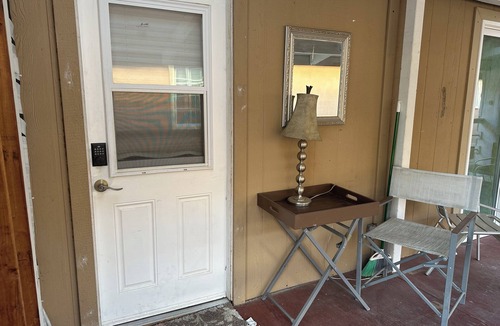 Calabasas Apartment | Cozy studio master bedroom and bath with Kitchenette, private entry in Calabasas