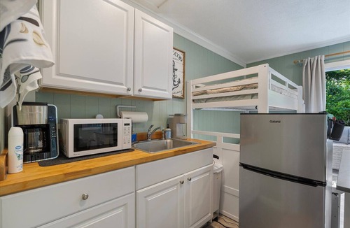 Hyannis Apartment | Cozy Studio near the Beach and Main Street - Captain Gosnold - 18C