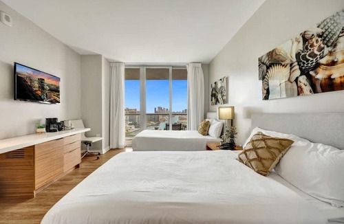 Hallandale Beach Hotel | Cozy Studio Resort Access near Beach Pool 1907